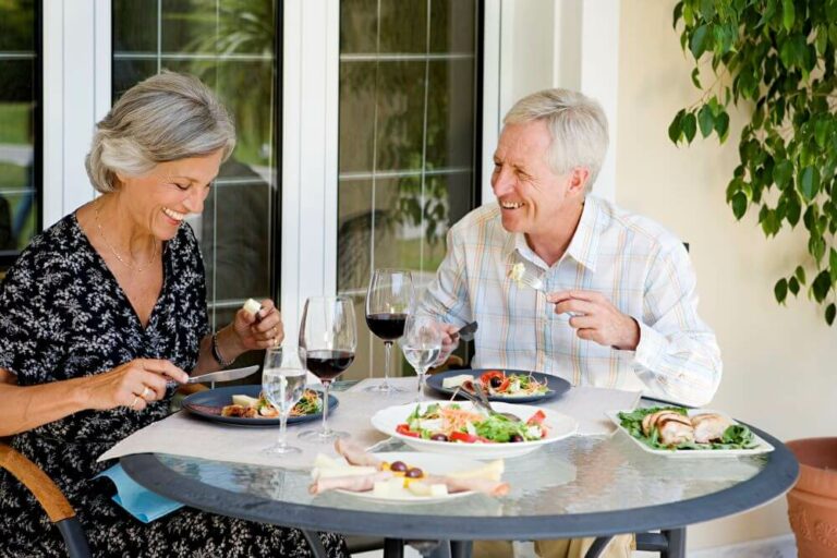 seniors eating lunch with restaurant style dining senior living